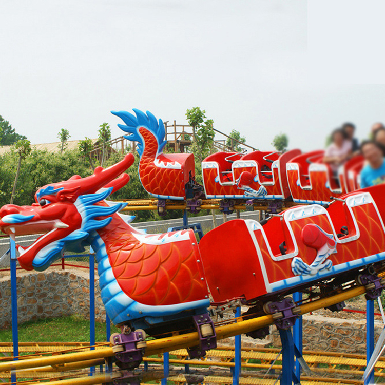 随着夏日热浪滚滚而来,一款风靡全国的游乐设备——滑行龙过山车,正以