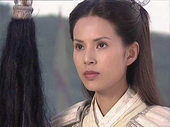 杨门女将女儿当自强的故事中,姜彬利用杨八妹的初衷并非一己私欲