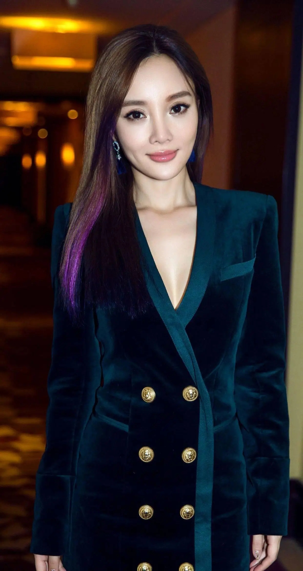 李小璐状态好年轻,辣妹穿搭打羽毛,冻龄皮肤嫩出水!