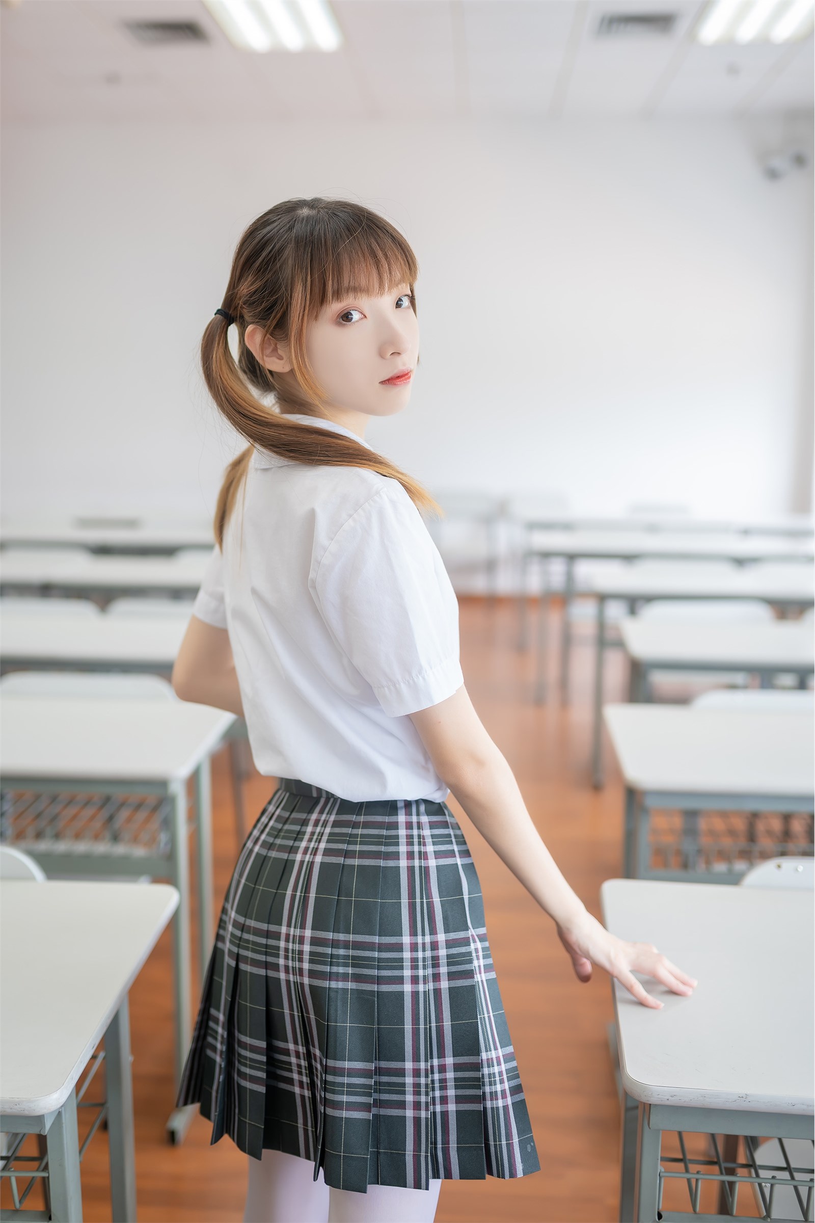 白丝双马尾校服少女