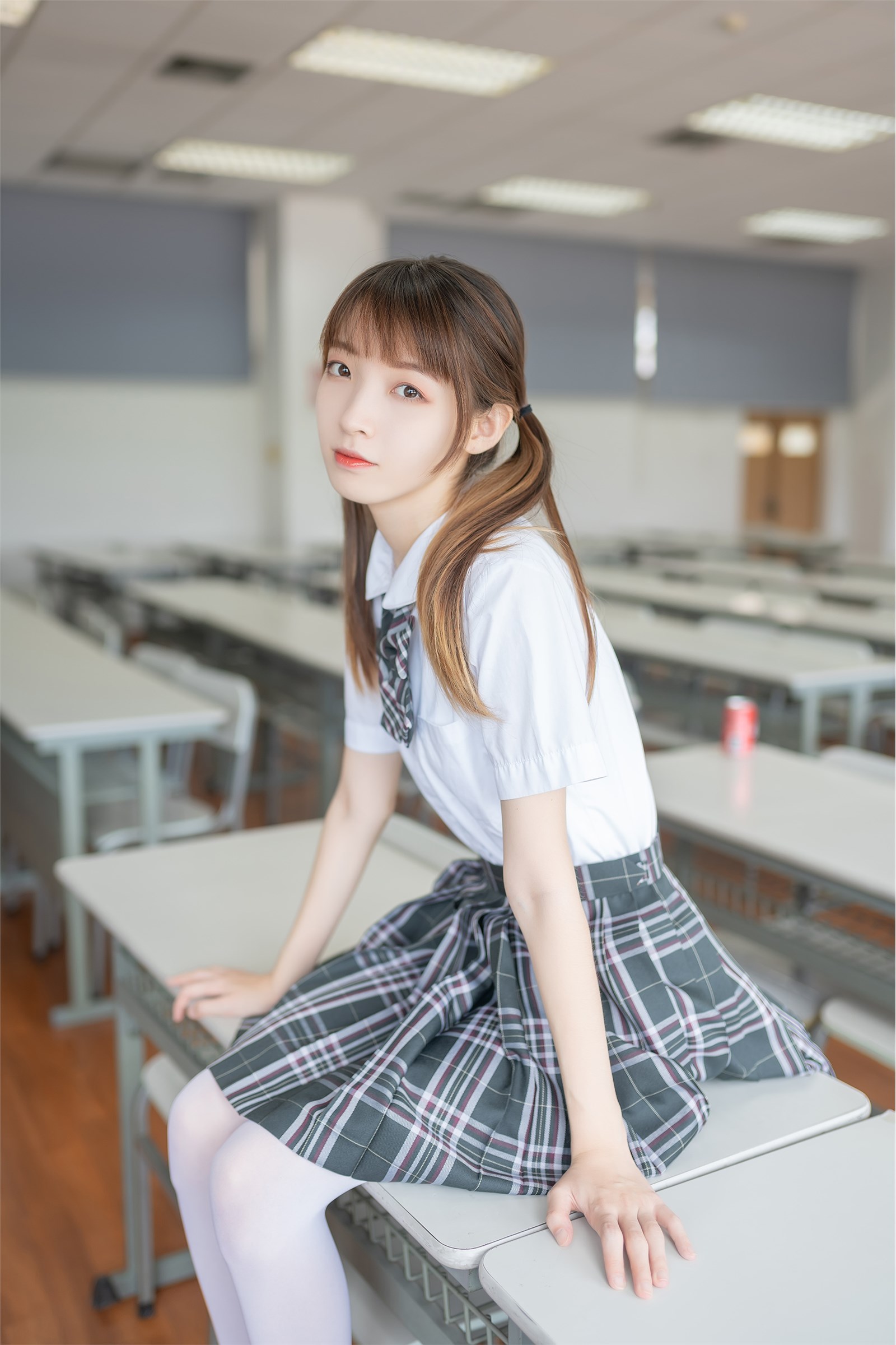 白丝双马尾校服少女