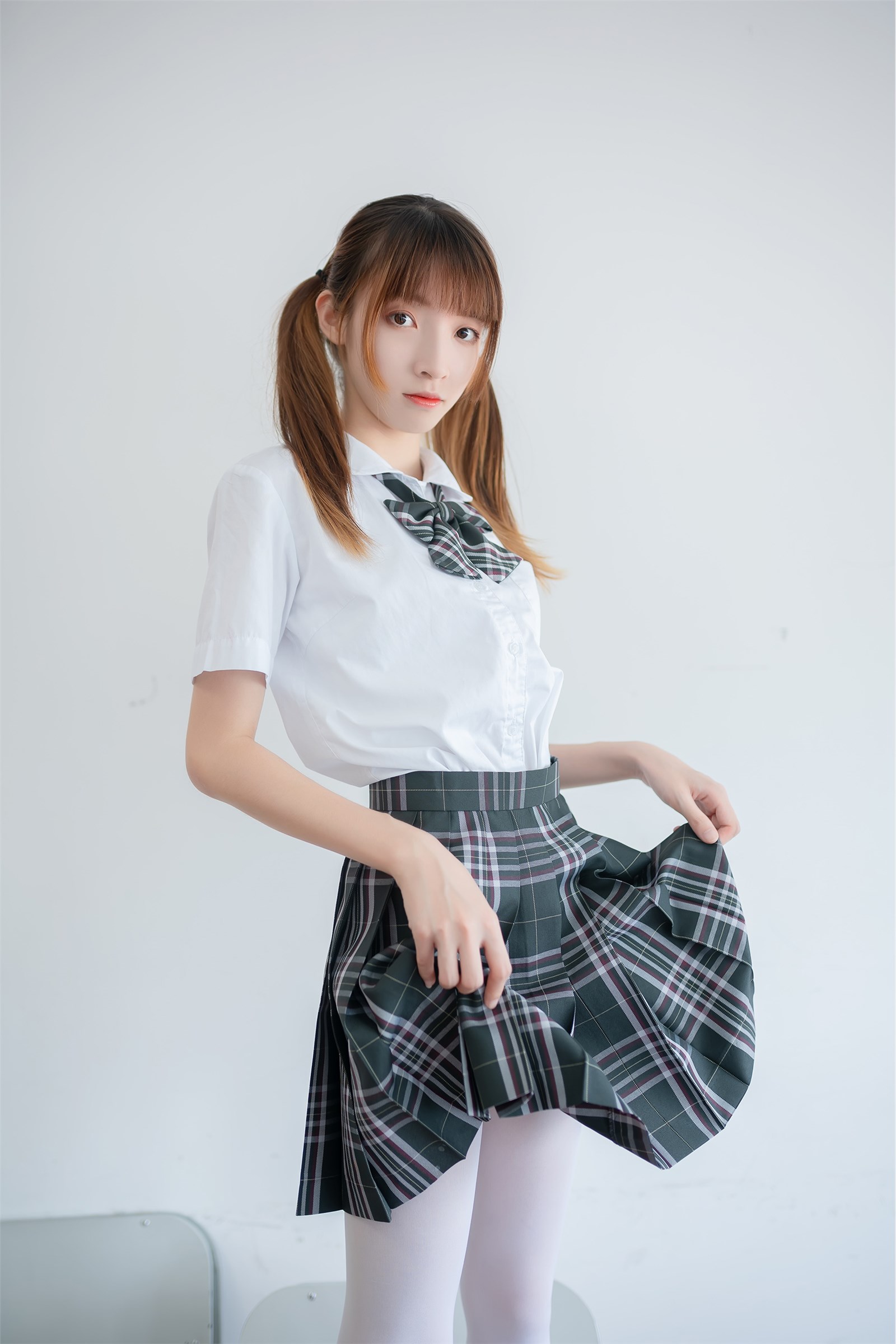 白丝双马尾校服少女