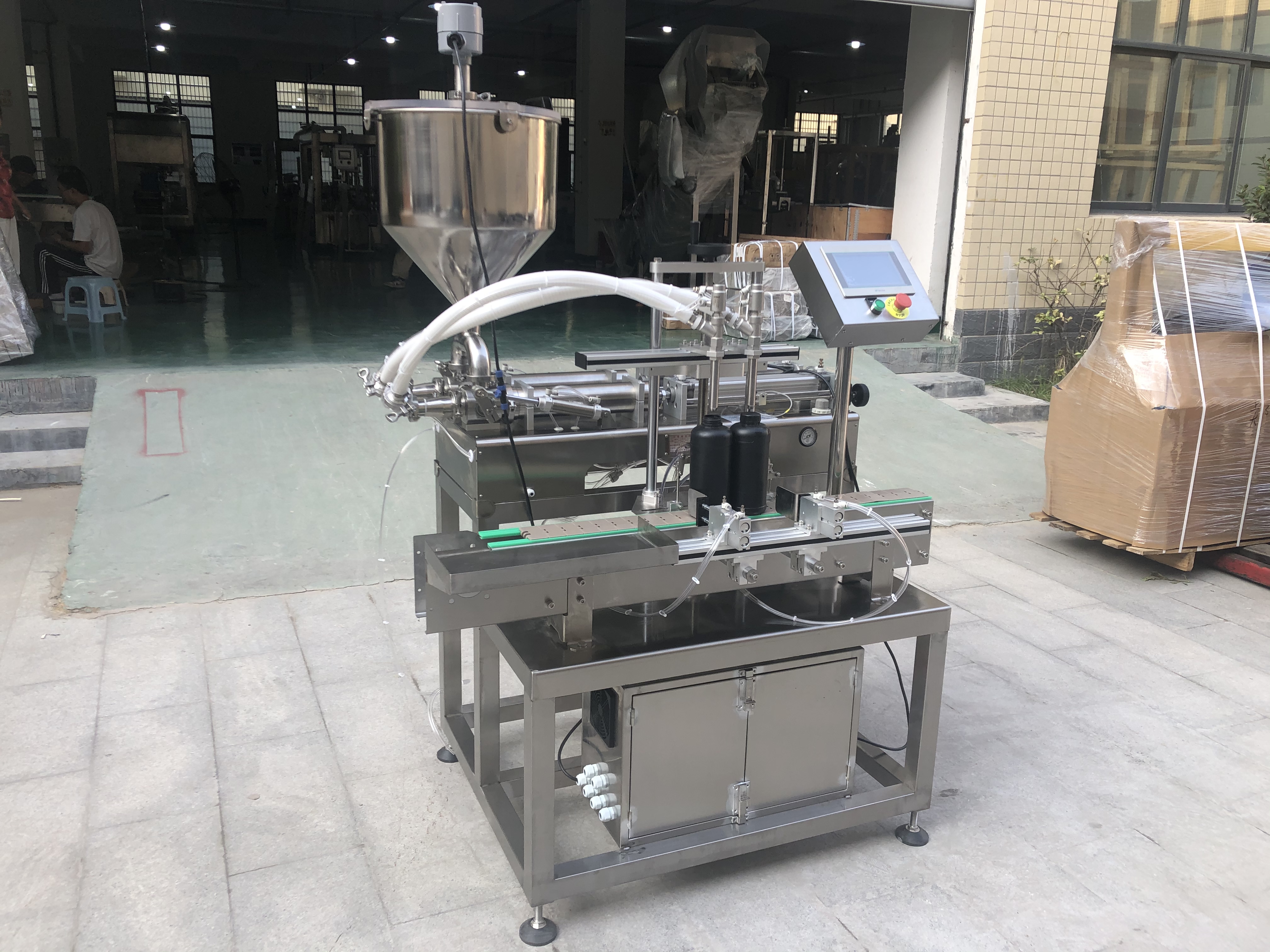 全自动精华液灌装机深耕海外市场,膏体灌装机打开生产渠道