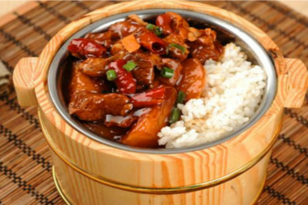 木桶饭,一道深受食客喜爱的传统美食,因独特的烹饪方式引人注目