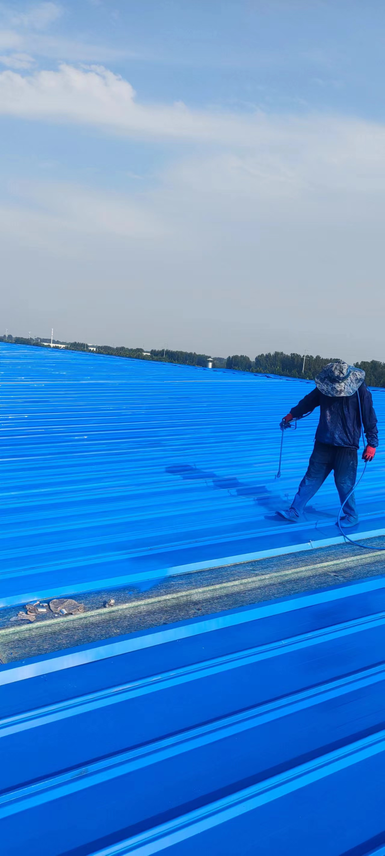 弧形彩钢瓦喷漆工艺