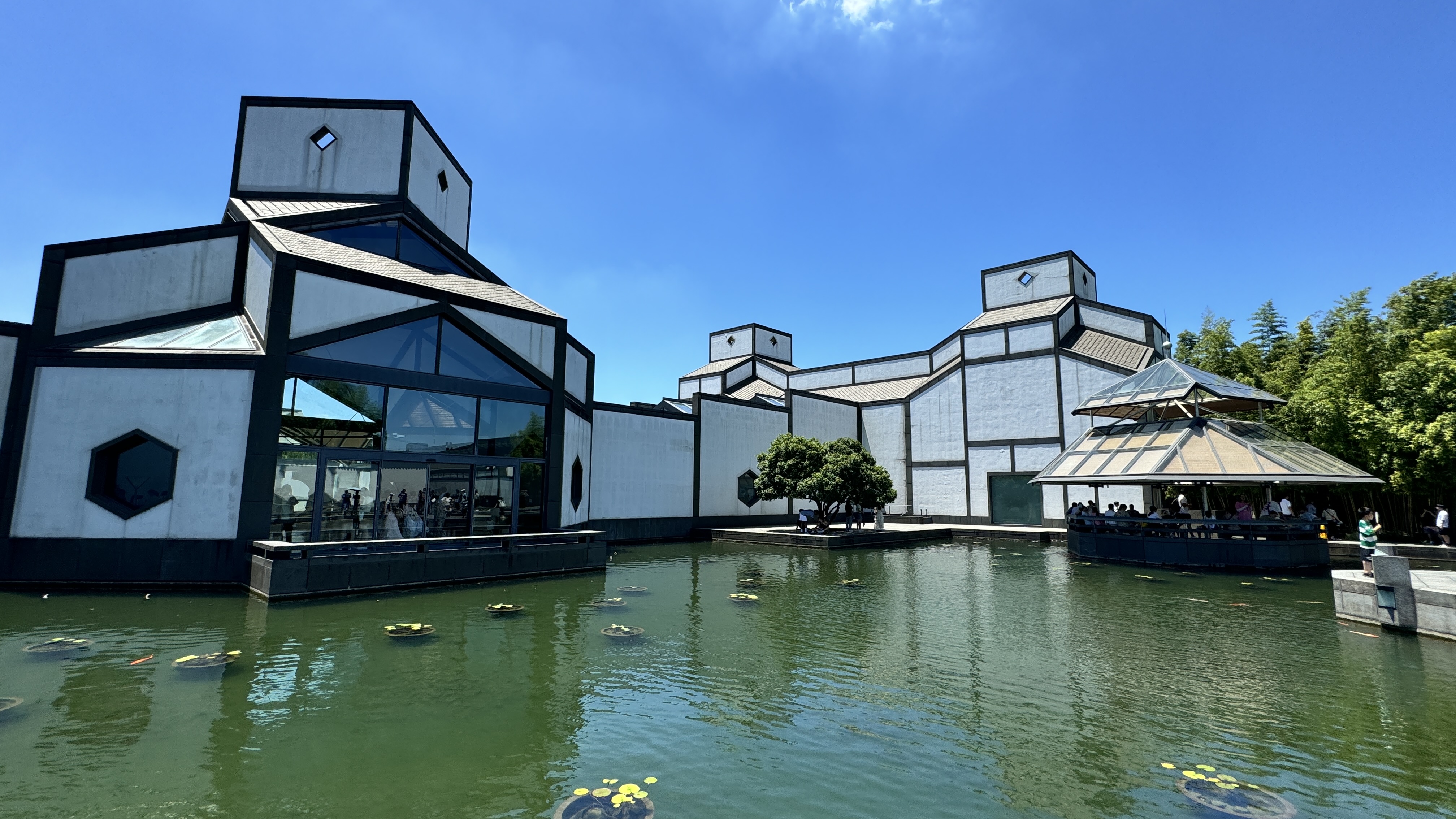 苏州博物馆本馆由著名建筑师贝聿铭设计,结合了现代建筑风格与古典