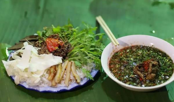 深度好文计划#在云南的多彩美食中,苦水撒撇以其独特的风味和制作