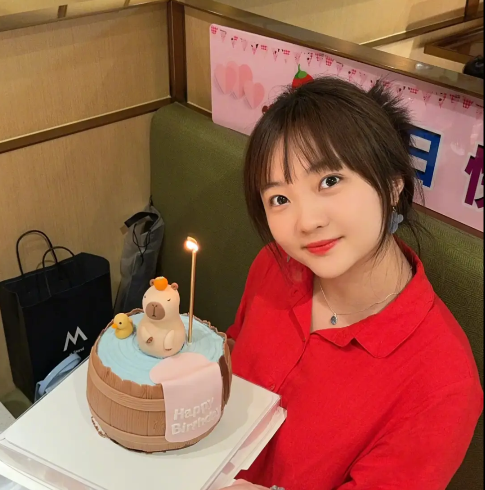 林妙可甜美少女红裙造型,生日聚会上的温馨时光
