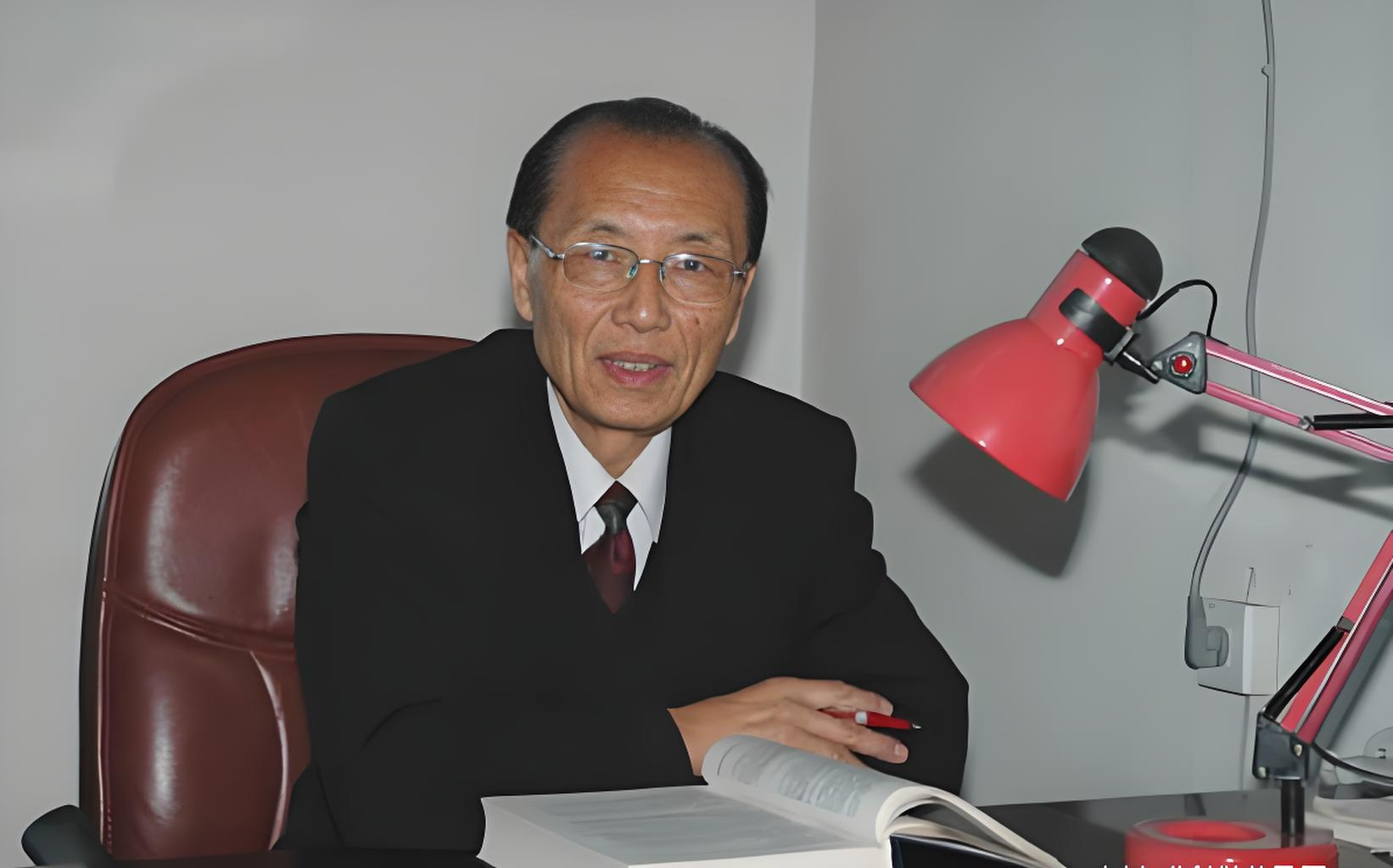 中医界 "六边形战士" 李德新,凭 13 部专著改写中医教育史