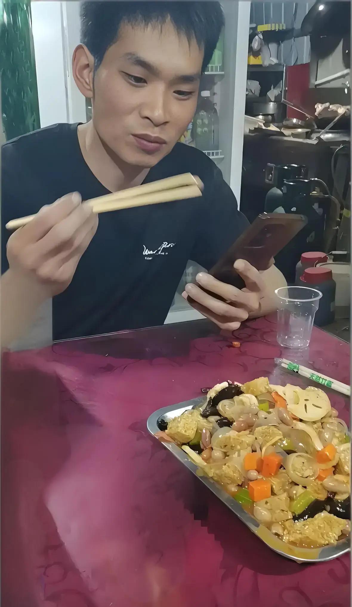 妻子和一双儿女被杀害丈夫悲痛欲绝有两个惨痛教训要汲取