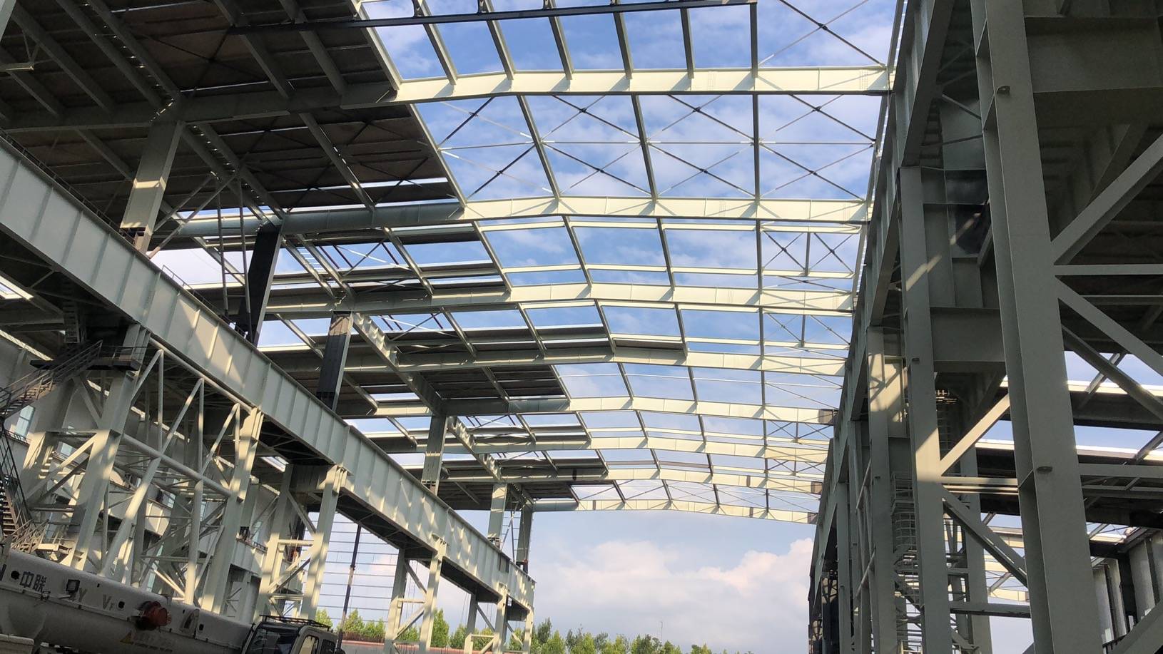 钢框轻型节能复合屋面板规格简述钢框轻型节能复合屋面板是一种新型的