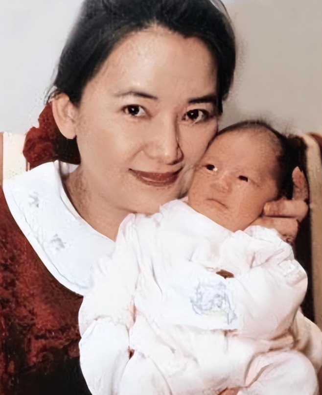 66岁胡慧中近况:前夫惨死街头,现任刚出狱,200斤女儿让她担忧