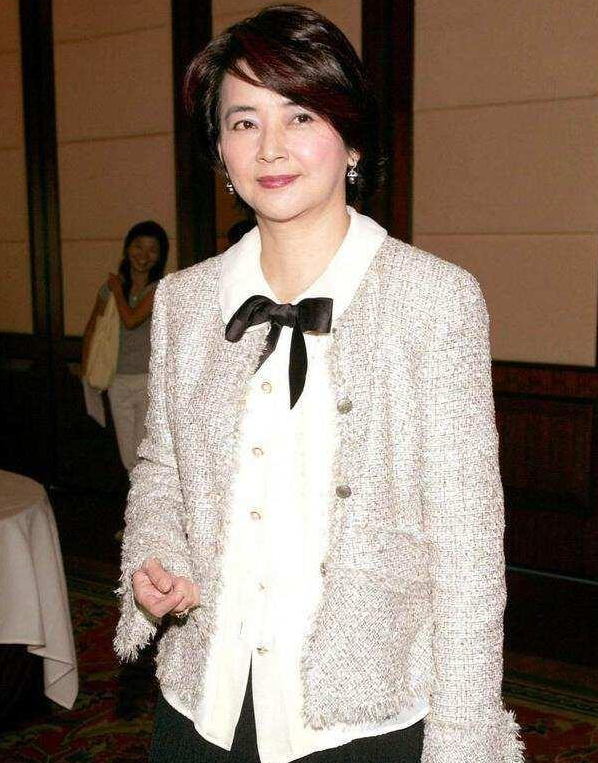 66岁胡慧中近况:前夫惨死街头,现任刚出狱,200斤女儿让她担忧