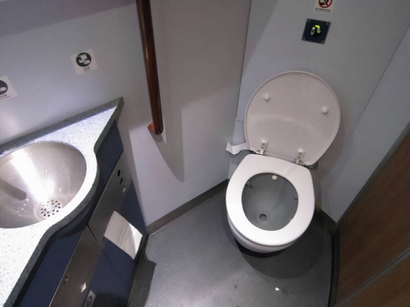 最开始的火车厕所是怎样的呢?