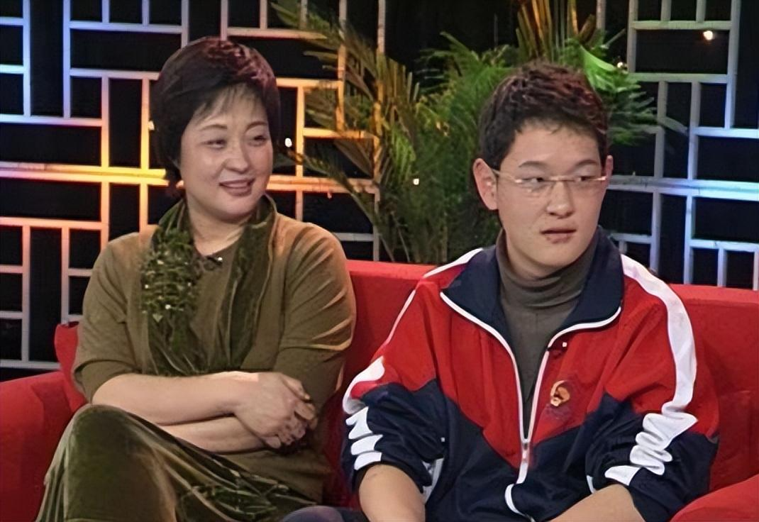 演员张秋芳:丈夫傅彪病逝18年后,儿子引导她在悲痛中坚强