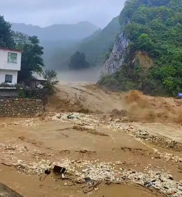 7·18甘肃暴雨图片