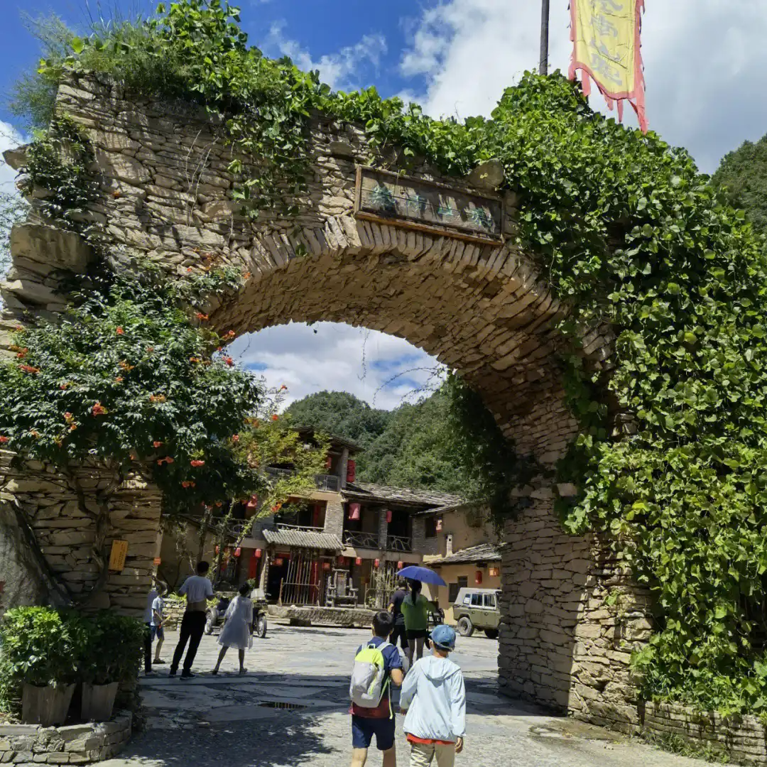 等多功能于一体的综合型景区,坐落于陕西省商洛市柞水县营盘镇西沟峡