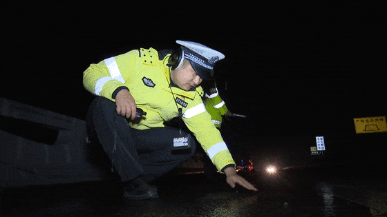 寒潮来袭路面易结暗冰，刹车打滑藏隐患，跟车距离需拉长-有驾