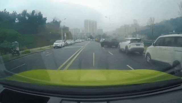 流量不是豁免权，红灯不是空窗期，公众人物的驾驶失范暴露了我们的规则感赤字？-有驾