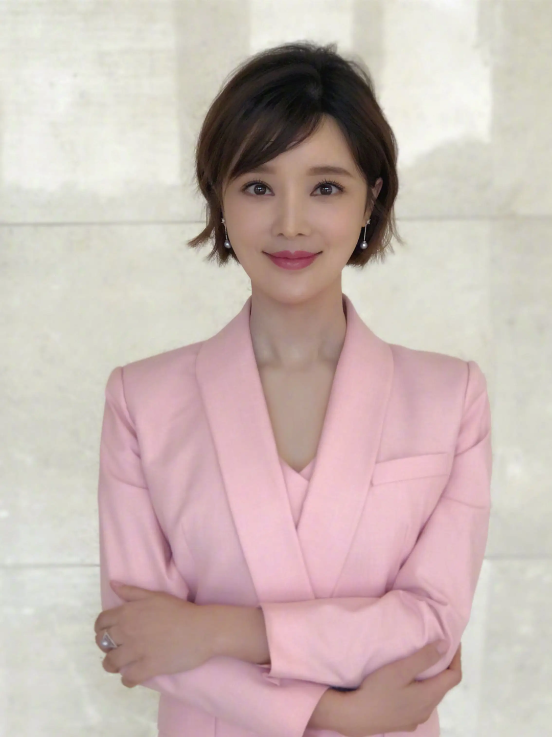 主持人胡蝶:不顾父亲反对嫁给陆川,生下一儿一女,如今幸福了吗?