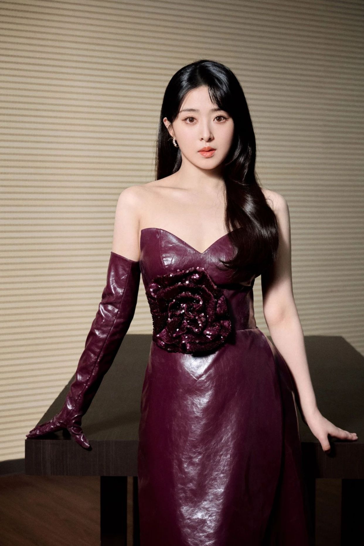 张含韵穿酒红色抹胸皮裙,终于放开了,复古温婉,大秀性感,优雅又迷人