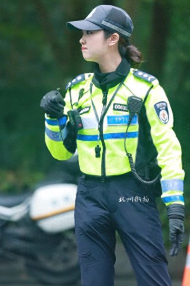 除了李语蔚,又有新警花了!这位美女交警气质颜值赶超兔子警官