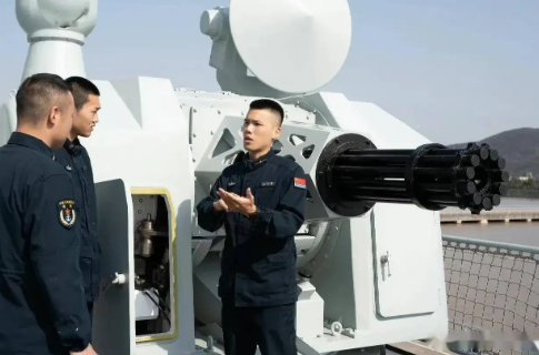 中国"2230近防炮"横空诞生!20根炮管一齐开火,每秒射出300发