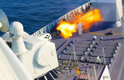 中国"2230近防炮"横空诞生!20根炮管一齐开火,每秒射出300发