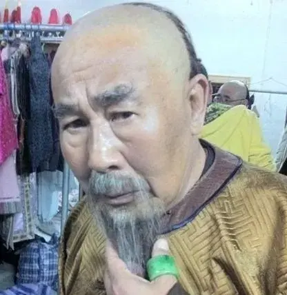 李文启:娶了圈外妻子婚后生一女,和女演员照相惹得老伴狂吃醋!