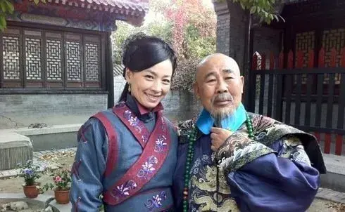 李文启:娶了圈外妻子婚后生一女,和女演员照相惹得老伴狂吃醋!