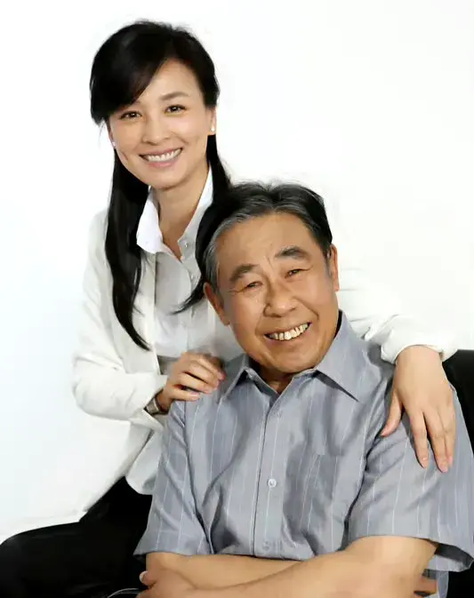 李文启:娶了圈外妻子婚后生一女,和女演员照相惹得老伴狂吃醋!