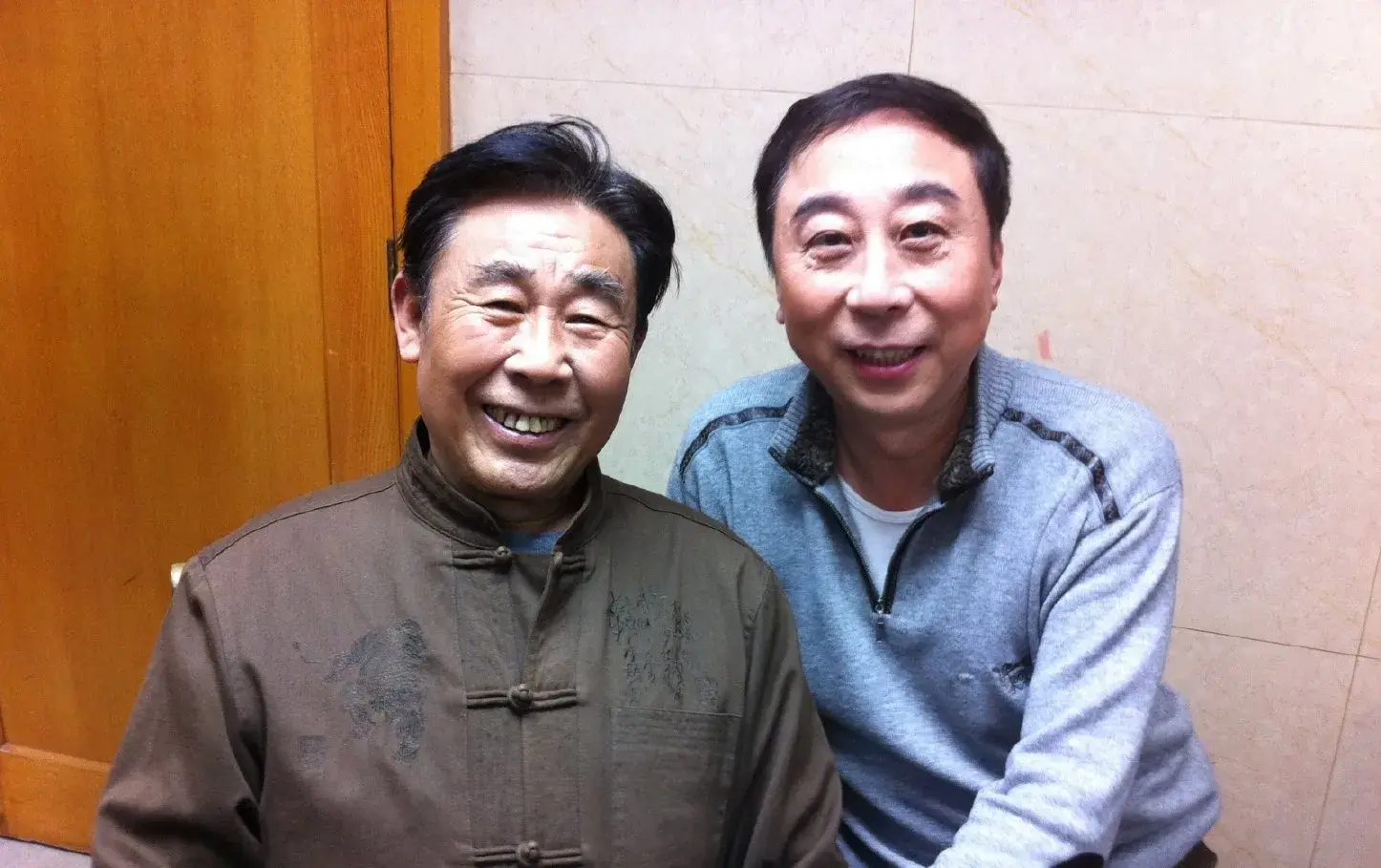 李文启:娶了圈外妻子婚后生一女,和女演员照相惹得老伴狂吃醋!