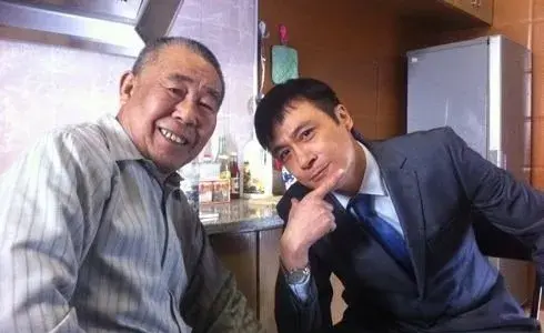 李文启:娶了圈外妻子婚后生一女,和女演员照相惹得老伴狂吃醋!