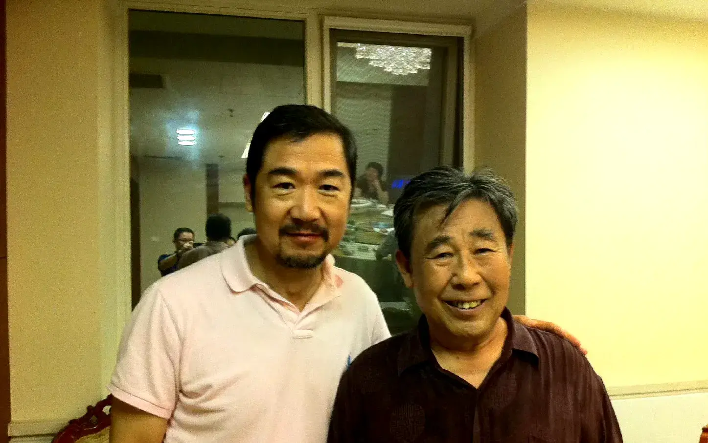 李文启:娶了圈外妻子婚后生一女,和女演员照相惹得老伴狂吃醋!