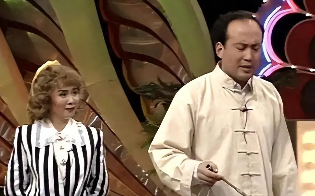 李文启:娶了圈外妻子婚后生一女,和女演员照相惹得老伴狂吃醋!