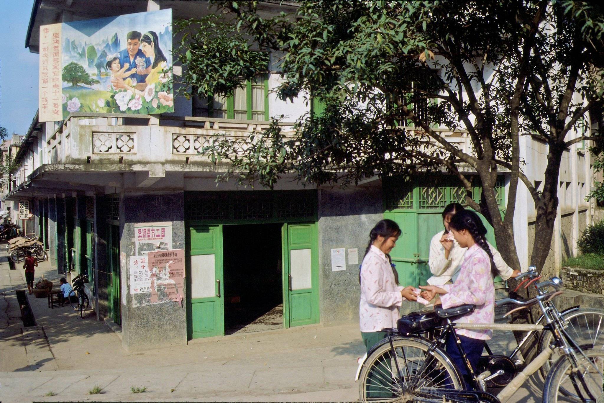 故事:她说长大后要嫁给我,我假装没有听见,10年后,她来了我家