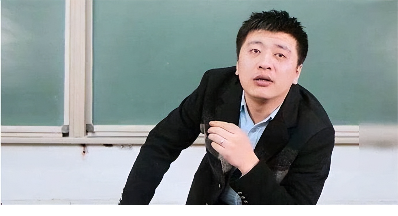 无人机监控高中双休,张雪峰接连叹气,网友:家长不休孩子凭啥休