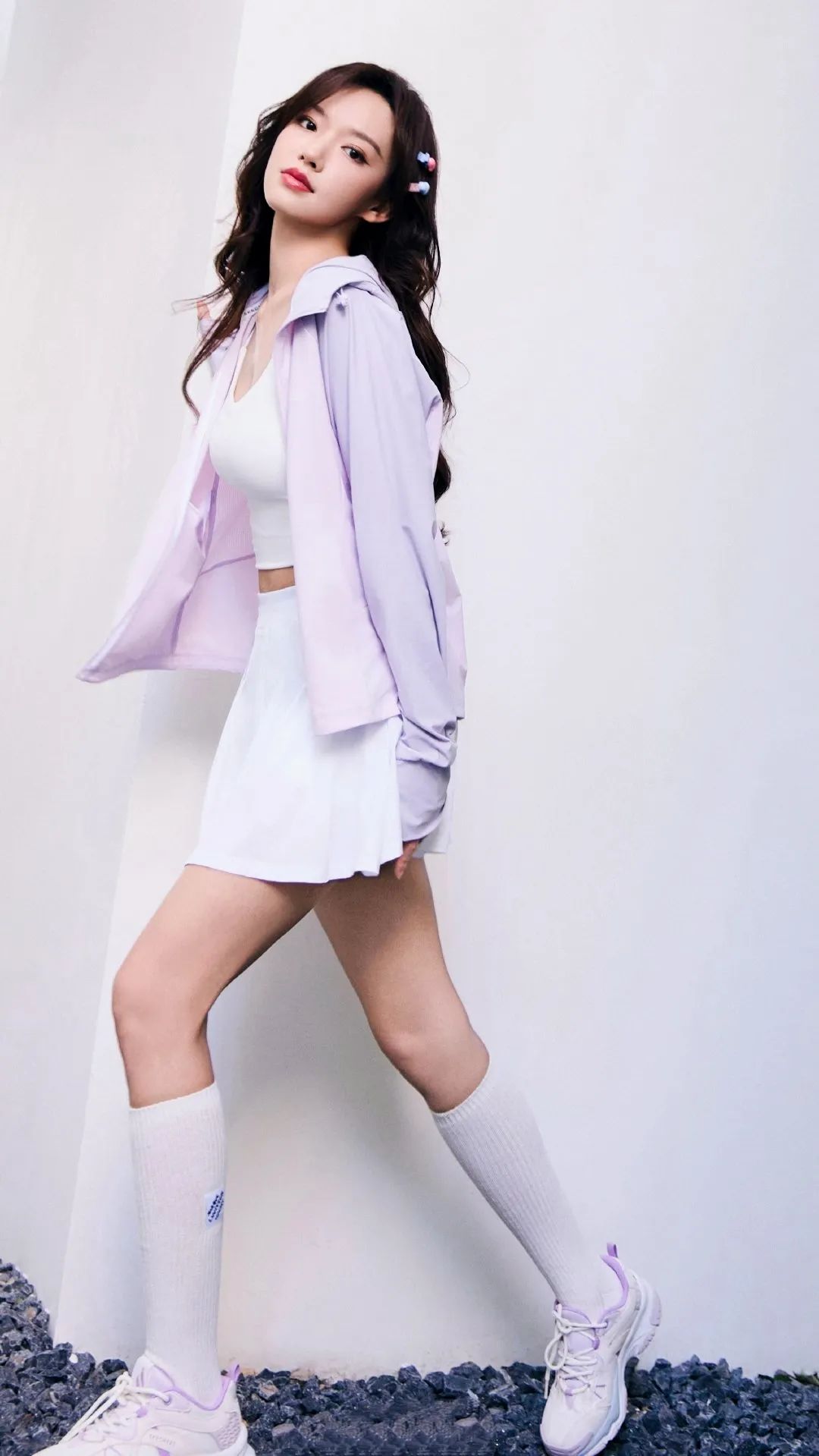 程潇清新脱俗,白色短裙演绎春日浪漫!