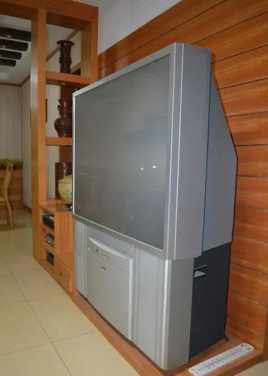 电视机的发展,从最初的晶体显像管黑白电视到大块头的背投电视,这里