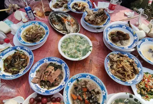 梦见在酒席上吃饭（梦到自己在吃酒席） 梦见在酒菜
上用饭
（梦到本身
在吃酒菜
） 卜算大全