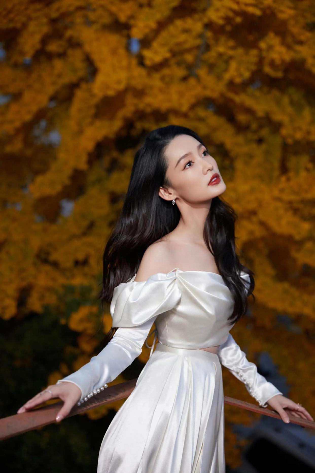 一袭纯白露肩长裙,李沁展示纤瘦好身材,锁骨精致迷人!