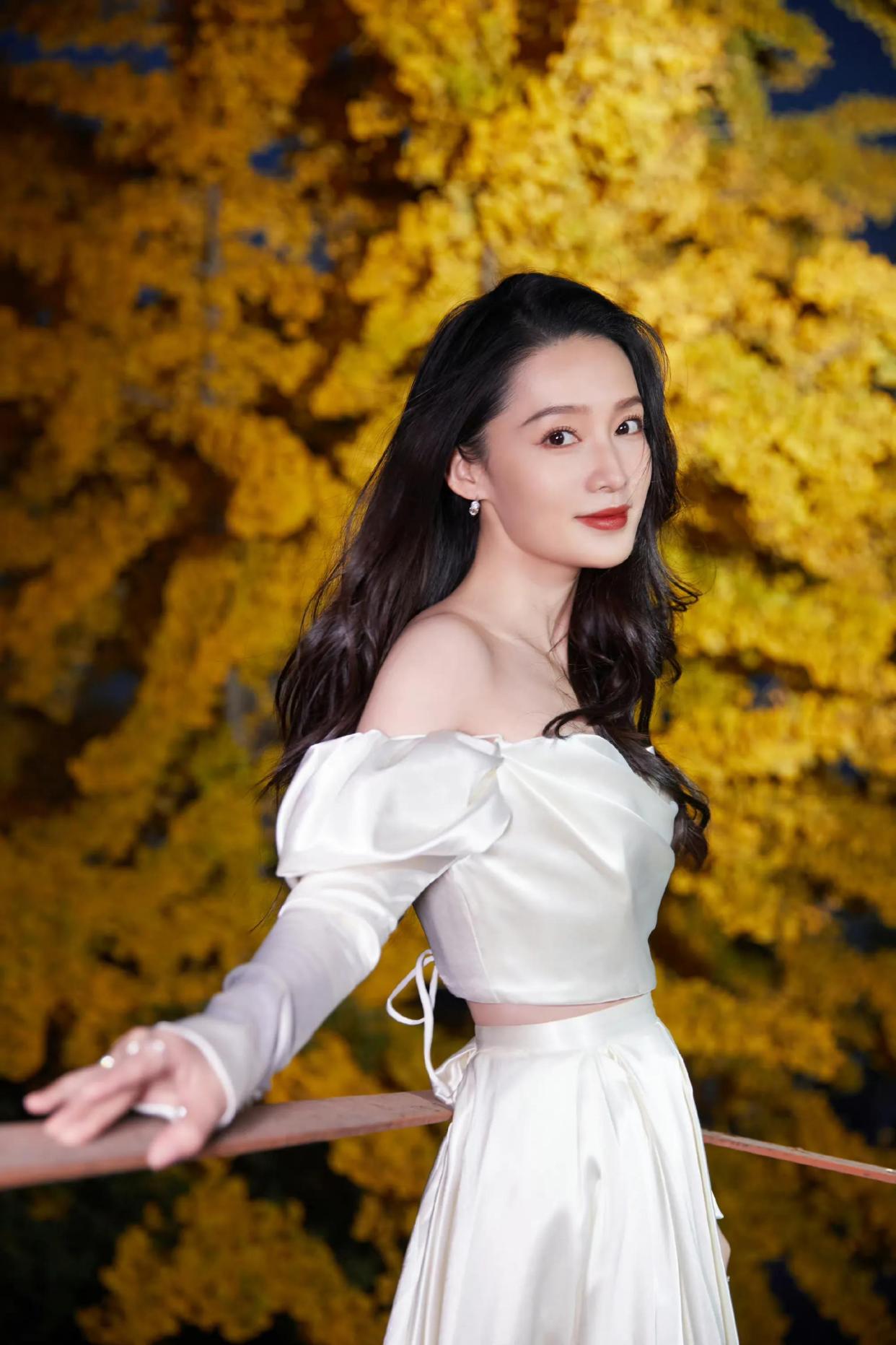 一袭纯白露肩长裙,李沁展示纤瘦好身材,锁骨精致迷人!