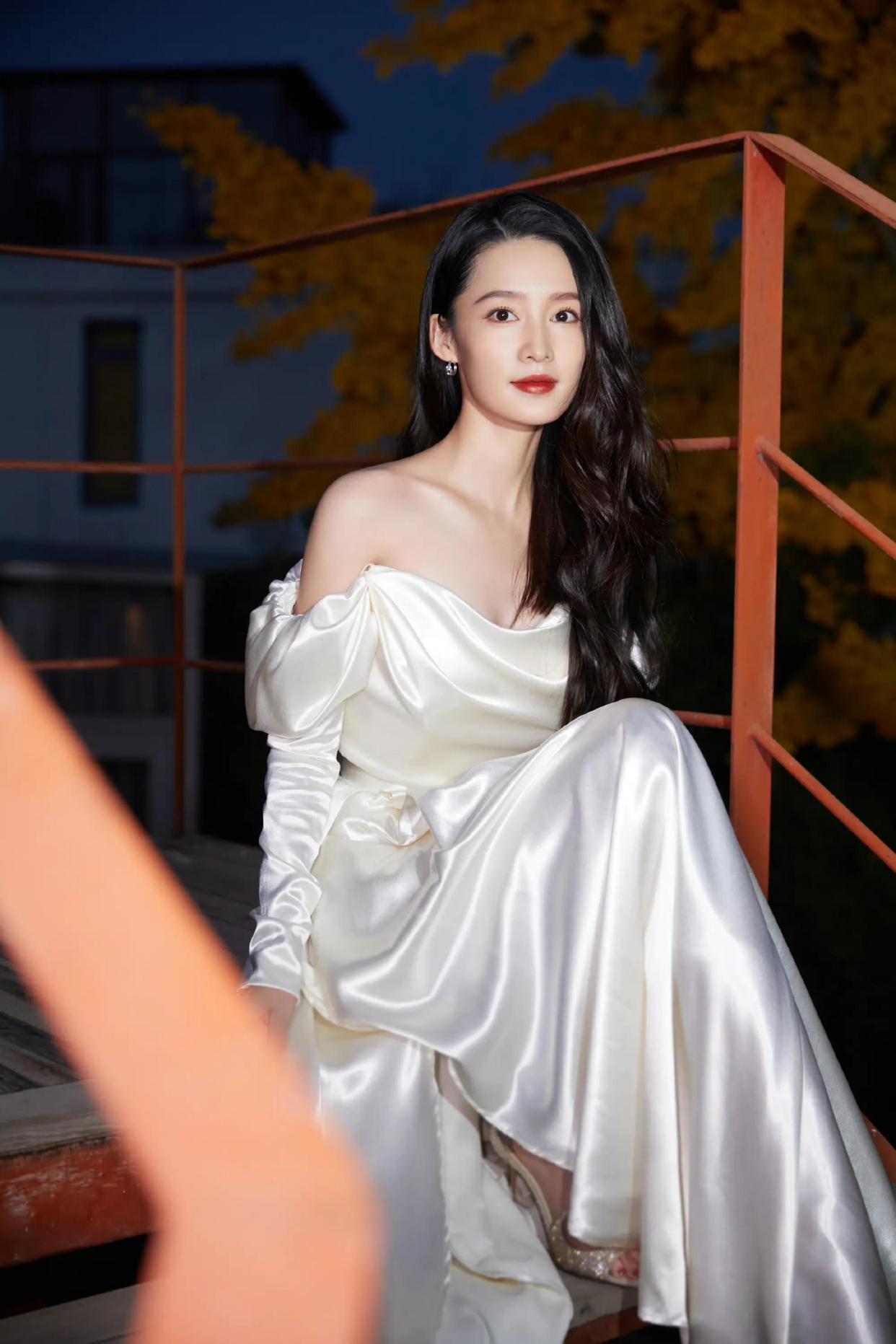 一袭纯白露肩长裙,李沁展示纤瘦好身材,锁骨精致迷人!