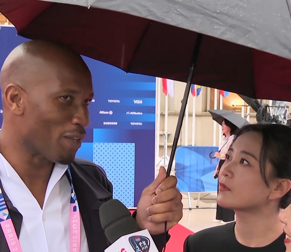 贾玲去巴黎奥运排面大,"非洲刘德华"德罗巴撑伞,俩小梨涡好甜