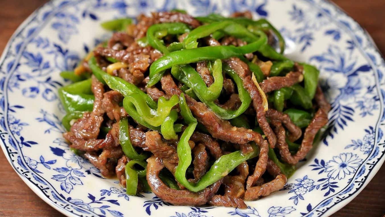 五招教你炒出鲜嫩可口的青椒牛肉丝,厨房新人也能轻松上手