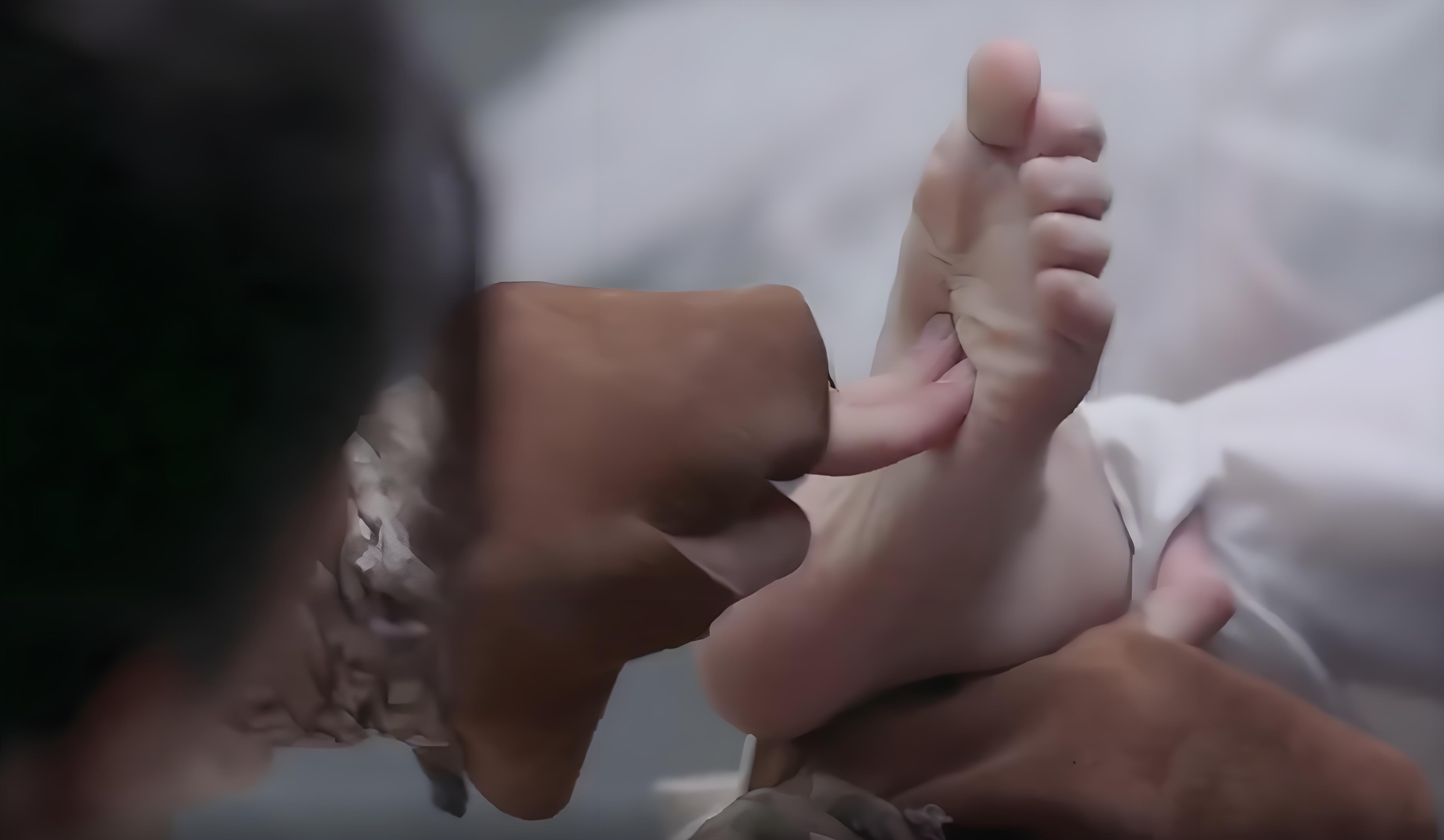 十一个版本《倚天屠龙记》张无忌给赵敏捏脚,哪一版最符合原著?