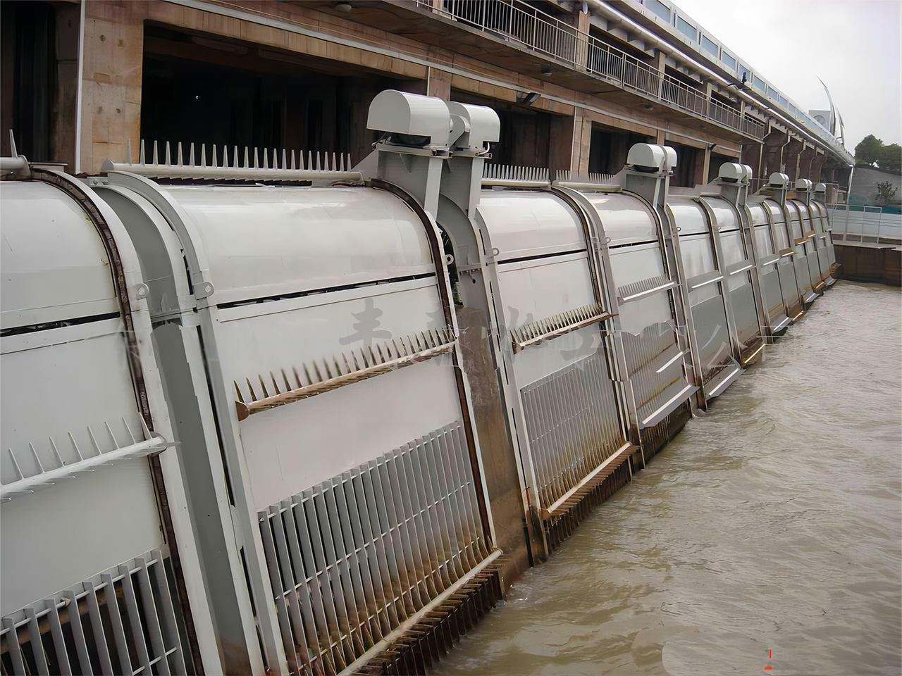 回转式清污机,水域因它而清澈美丽