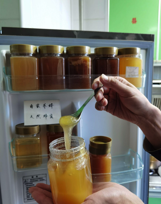 蜂蜜怎么保存冰箱还是常温好(蜂蜜要如何保存)