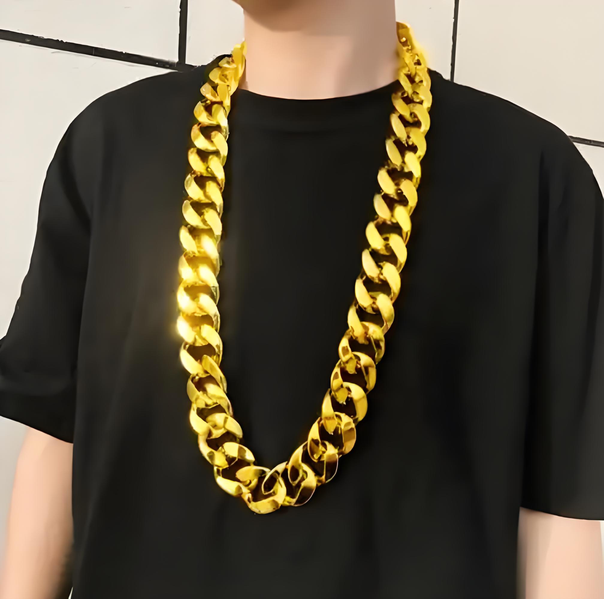 1997年退伍军人用津贴买了条大金链子,战友都笑话,28年后他笑了