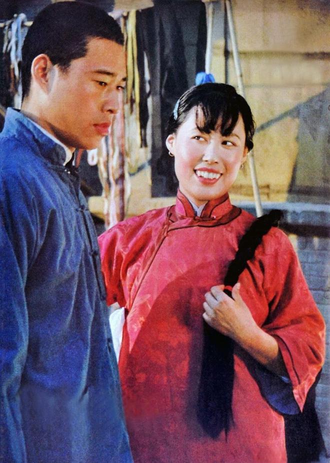 老舍《骆驼祥子》里的虎妞是如何一步步走向死亡?